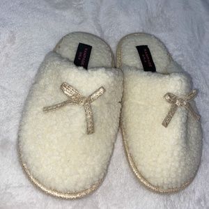 Rampage Girls Cream fuzzy slippers